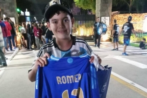 暖心!罗梅罗将签名球衣赠送给哭着接受采访的小球迷