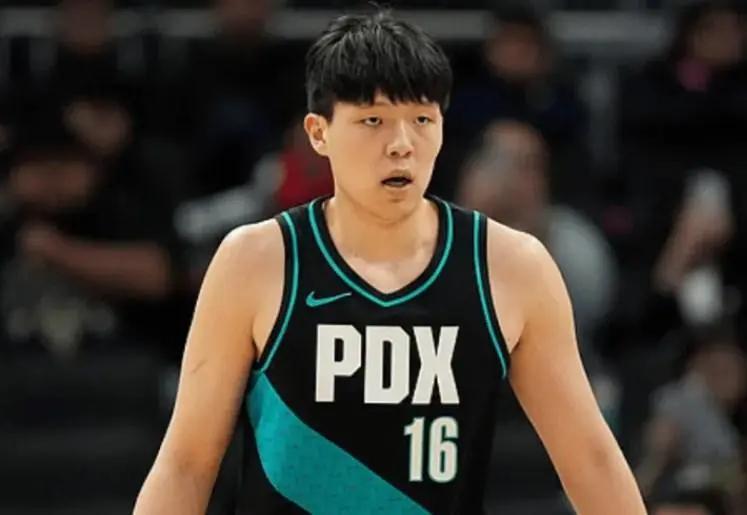 DB电竞平台-杨瀚森又去发展联盟虐菜了！半场出手3次就轰10+10，统治力太强！